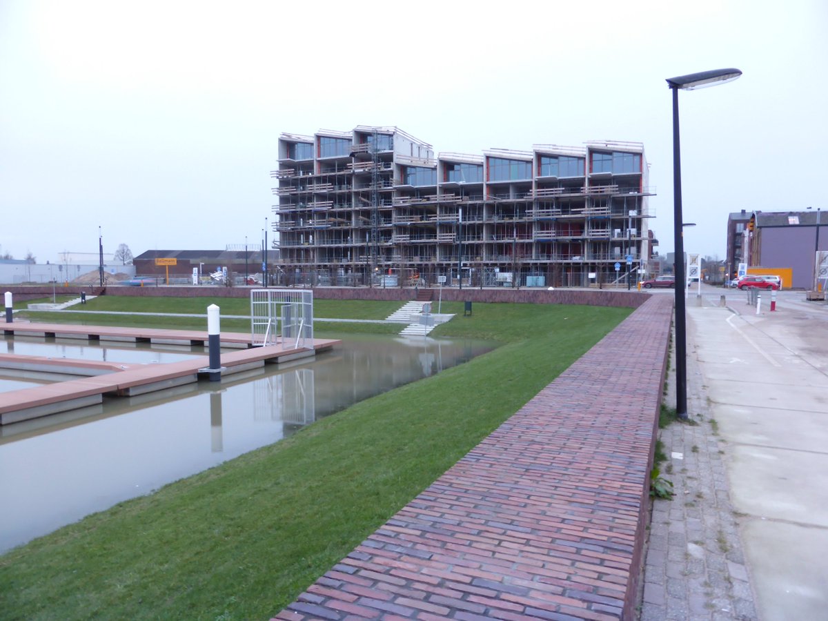 LEVSarchitecten's tweet photo. Bouwplaatsbezoek bij Havenmeester 10 in @NoorderhavenZ Zutphen. De bouw van de 13 grondgebonden woningen is nu ook officieel begonnen. https://t.co/9dsfnLNad6 https://t.co/36ruk5JcVK