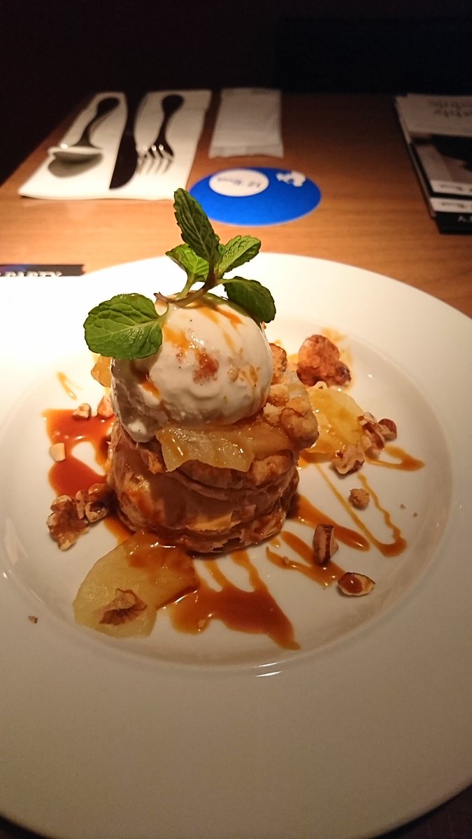 にゃーぱん Sur Twitter 渋谷セルリアンタワー東急ホテル 2f にある Jz Brat の アップルパイ サクサクパイ生地にたくさんのリンゴのコンポートが乗せられ その上にバニラアイスクリームが ナッツとクッキー生地 ほろ苦キャラメルソースがちりばめられて にゃーぱん Sur Twitter 渋谷セルリアンタワー東急ホテル 2f にある Jz Brat の アップルパイ サクサクパイ生地にたくさんのリンゴのコンポートが乗せられ その上にバニラアイスクリームが ナッツとクッキー生地 ほろ苦キャラメルソースがちりばめられて