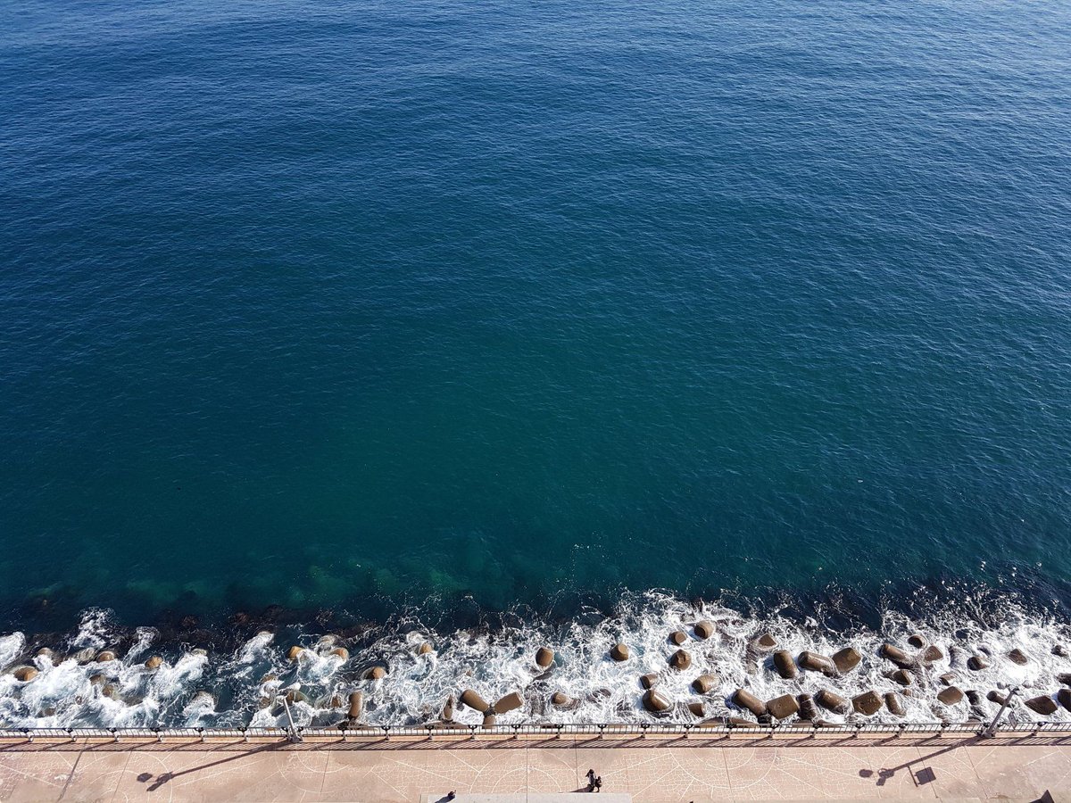 겨울바다 좋아하는 사람 손!!
낭만 가득~ 매력만점의 겨울바다는 마음속 근심걱정까지 모두 씻어주는것만 같지요(๑❛◡❛๑) ♬
#속초 #대포항 #동해바다 #하늘에서_바다를_내려다볼수있는_이곳은_어디일까요?