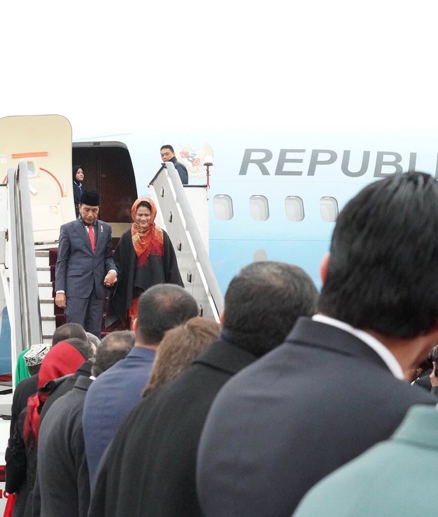 pramonoanung's tweet photo. Presiden @jokowi telah sampai di Afganistan, disambut salju turun dan telah sampai di Istana kepresidenan. Sepanjang jalan dr Airport ke Istana Presiden Afganistan melalui jalan2 berbeton, kendaraan lapis baja dan 2 heli terbang diatas mobil Presiden #KunjunganKawan https://t.co/KyLB4amq0y