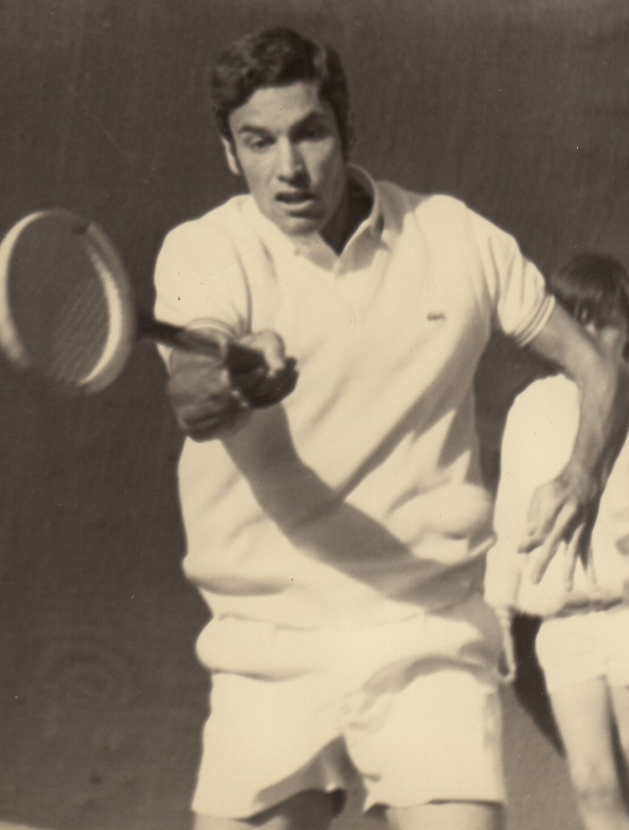 Hoy se cumplen 50 años de la final de Juan Gisbert, jugador del <a href="/rctb1899/">RCT Barcelona-1899</a> en el <a href="/AustralianOpen/">#AusOpen</a> 1968 ante William Bowrey
