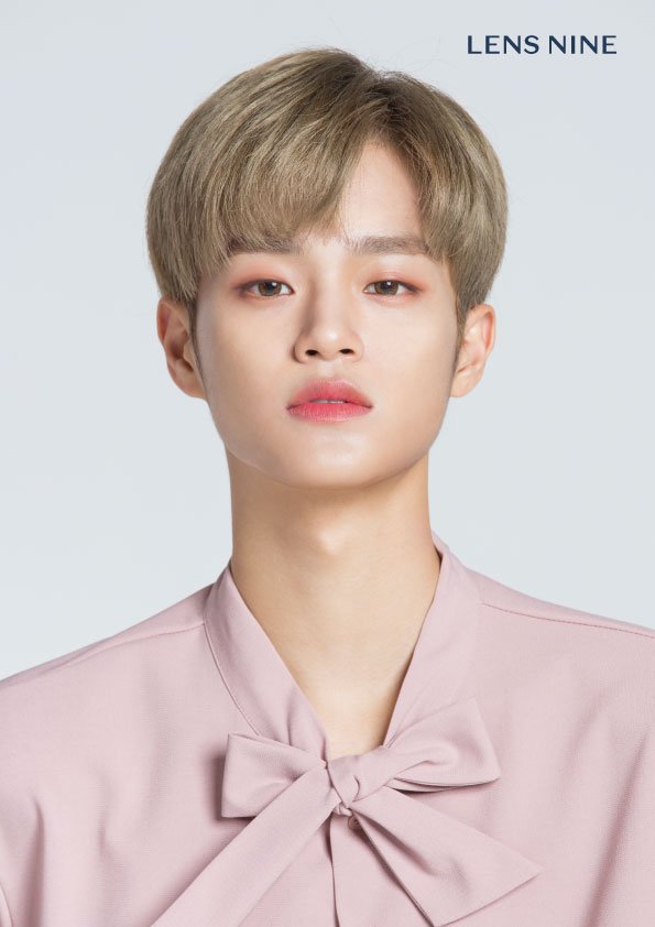 lensnine's tweet photo. 더불어 이대휘 군의 미공개 컷을 공개합니다.
우리 사랑둥휘 워너블 핸드폰에 저-장!

#워너원 #이대휘 #생일축하해
#HAPPY_DAEHWI_DAY 
#대휘야_태어나줘서_고마워 https://t.co/L3qhtXZd8T
