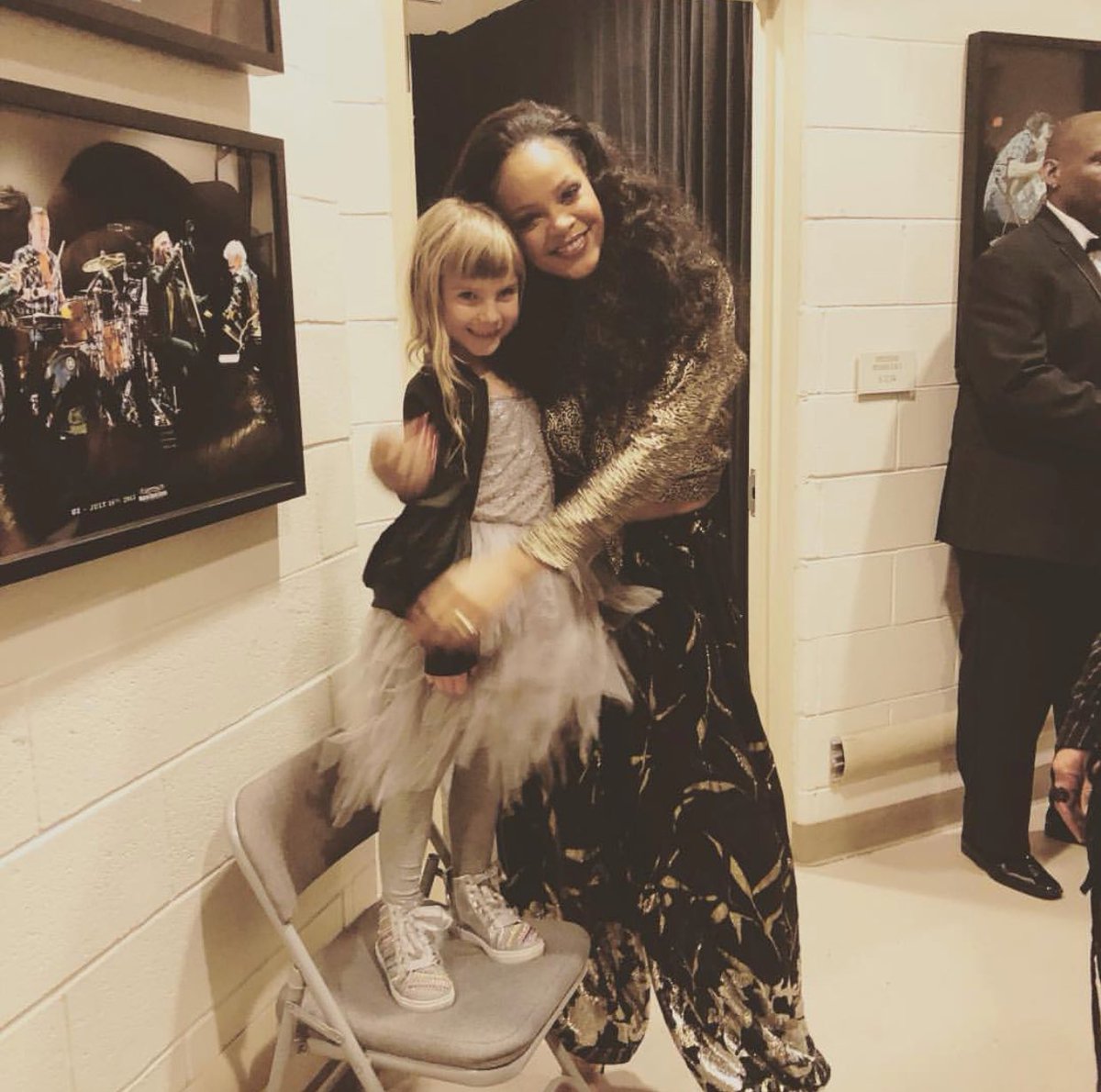 RihannaDaily's tweet photo. Rihanna with P!nk and her lovely daughter at the #GRAMMYs. 💝 “Dreams come true. My daughter lives for this woman. So do I.” https://t.co/iHOPwvi4Uc