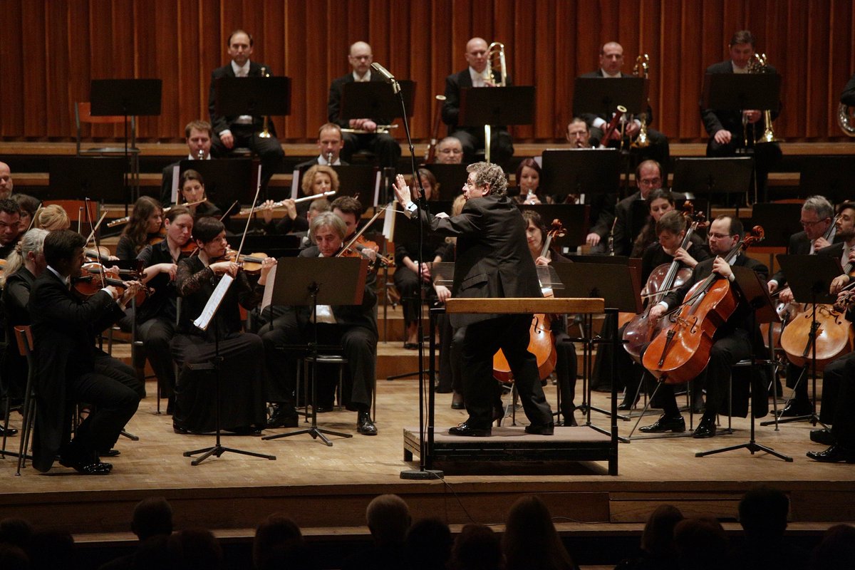 ZGFofficial's tweet photo. Pogledajte fotografije magične večeri prošli petak u Lisinskom uz Stefana Milenkovića i #Zagrebackafilharmonija! 😀🎼🎻😃

Foto: Žarko Bašić/PIXSELL https://t.co/NZSvQoXTFV