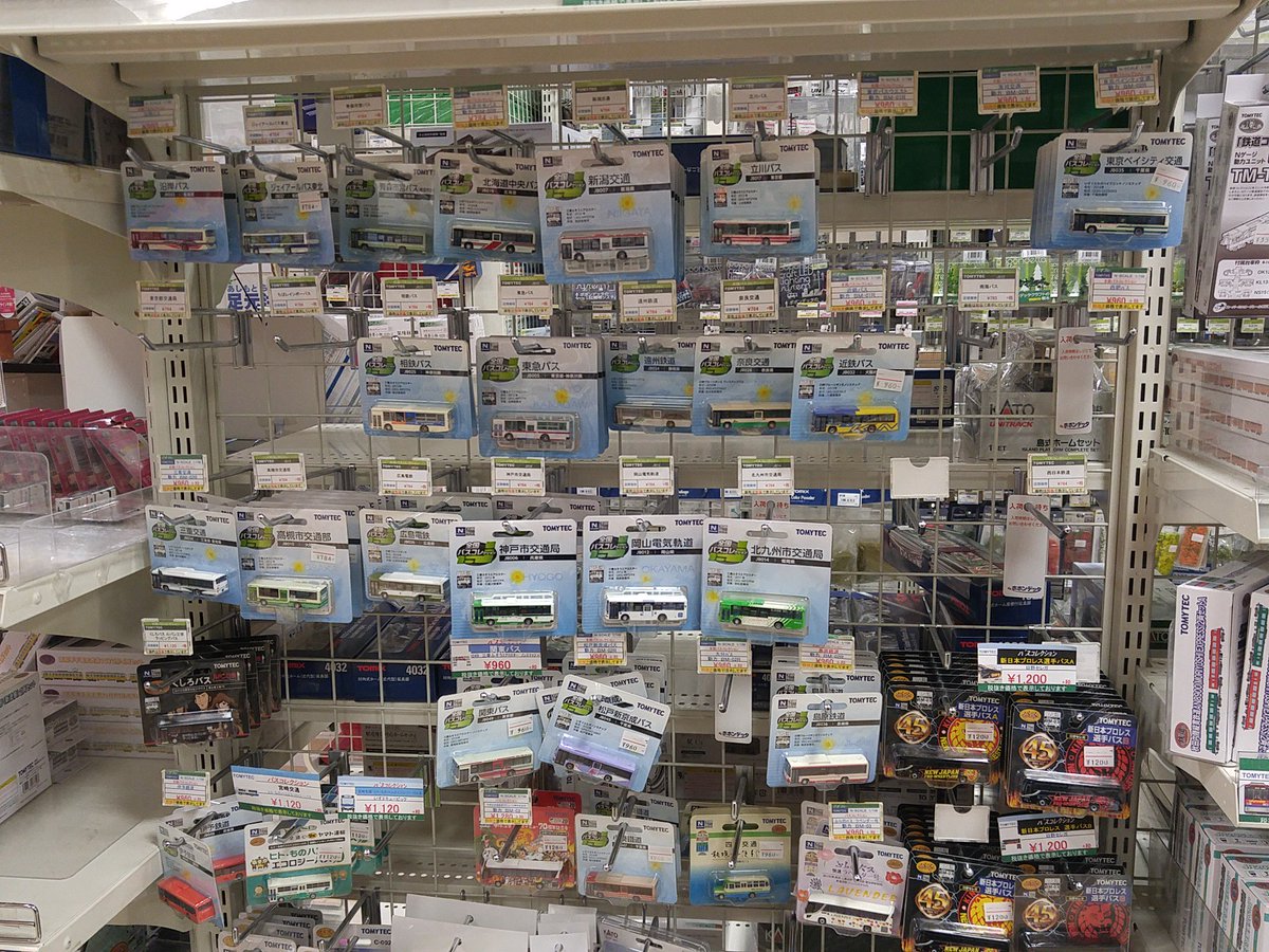 博多駅ポポンデッタの全国バスコレクション、売り切れ大量……。 店員 