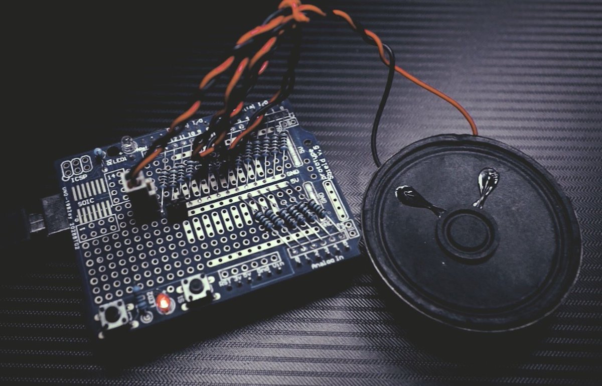 Hacksterio's tweet image. Arduino, ooh na-no! This chiptune cover of @Camila_Cabello's "Havana" by @DonLakiTechnik will be the greatest thing you hear today: bit.ly/2DhqmJr