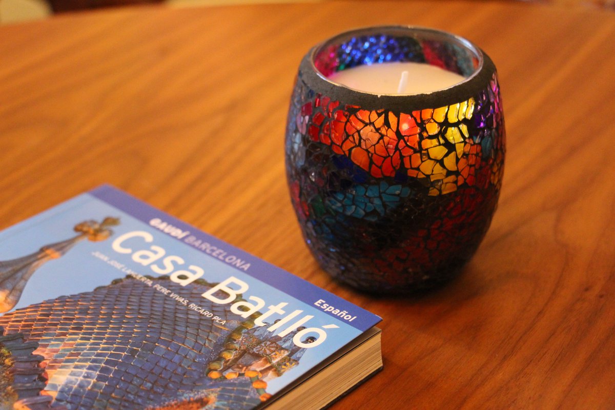CasaBatlloGaudi's tweet photo. #CBStore 🕯 Give yourself a moment for you and relax in the warm atmosphere that creates our candle "trencadís". Do you want to see all the models available in our store? Take a look here: https://t.co/i7doyLxJs1 https://t.co/h6zq7YLgMG