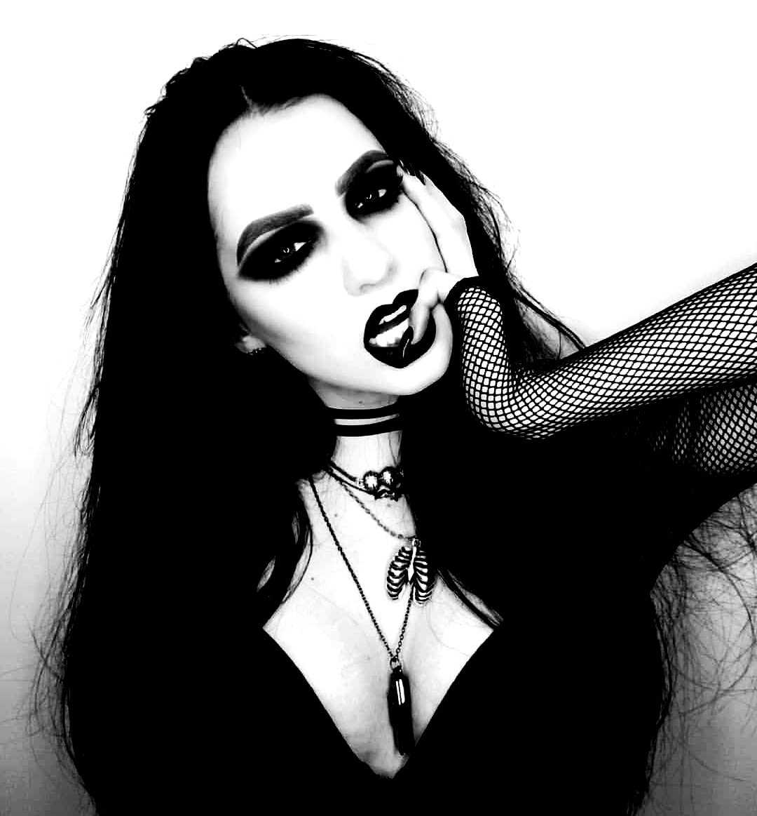 _ladyDEDRACA's tweet photo. Damaged but not broken. #nothingtofix https://t.co/EX05FbeKmx