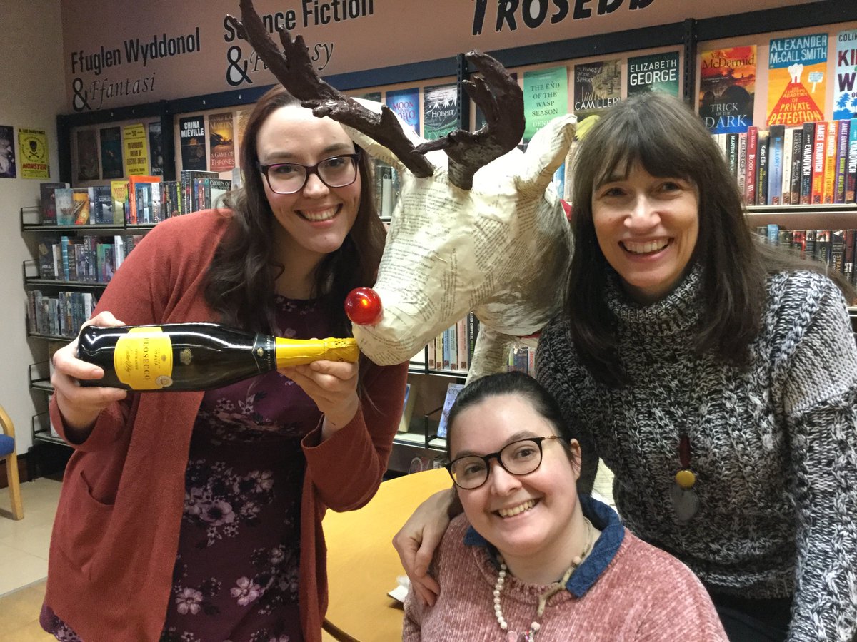 BreconLibrary's tweet photo. Mis ers y Nadolig….

Ry’n ni’n falch o gyhoeddi i ni ennill gwobr Nadolig Llyfrgelloedd Mawr ar gyfer ein harddangosfa Nadoligaidd llawn dychymyg. Carwyn y Carw Trwyngoch.

https://t.co/thlLLQqgqh https://t.co/YhCsFuGdFg