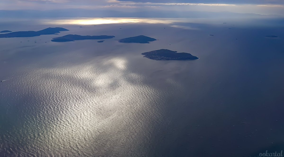 'Biz kii, adalardan modalardan gelmiş bir neslin evlatlarıyız'
Domdom Ali 😊
#deniz #ada #güneşışığı #gölge #manzara 
#sea #island #sunlight #shadows #landscape 
#colors of the #world 'dünyanın renkleri'