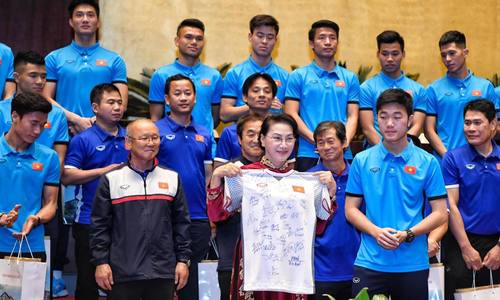 GiaDinhTreEm's tweet photo. Chủ tịch Quốc hội đón tiếp U23 Việt Nam tại phòng họp Diên Hồng
https://t.co/PzYbtmKPZ2 https://t.co/0pohlFdGtq