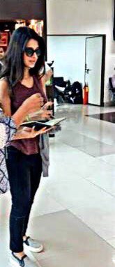 trashforwinget's tweet photo. ✨day nine; jen at the airport. https://t.co/8mZryi3qFJ