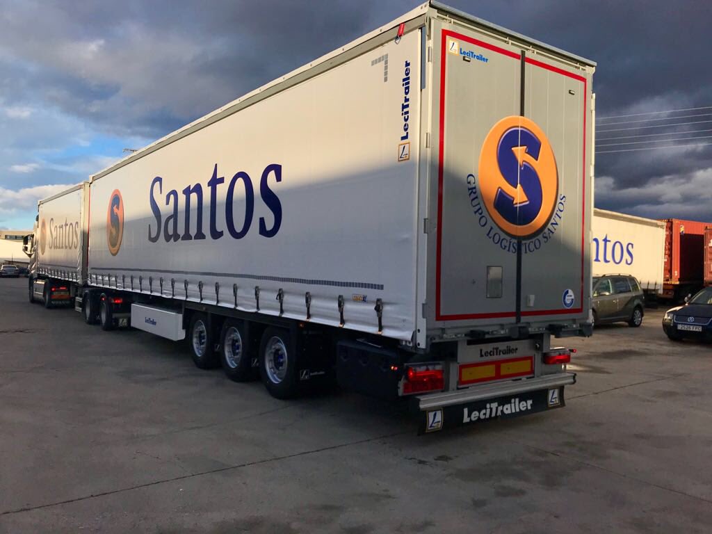 GLSANTOST's tweet photo. Nuevos #megacamiones disponibles para nuestros clientes, capaces de transportar #60TN #25,25mts gracias a #volvo #MB #lecitrailer #linktrailer #gls con el futuro https://t.co/XulyBOtLY4