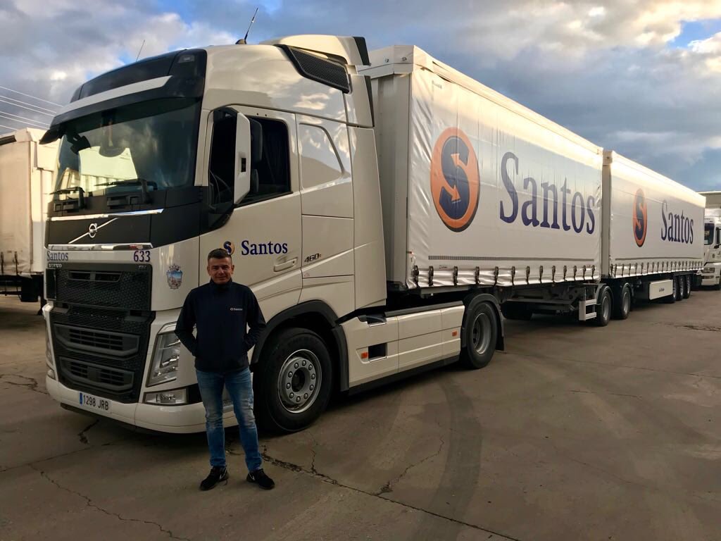 GLSANTOST's tweet photo. Nuevos #megacamiones disponibles para nuestros clientes, capaces de transportar #60TN #25,25mts gracias a #volvo #MB #lecitrailer #linktrailer #gls con el futuro https://t.co/XulyBOtLY4