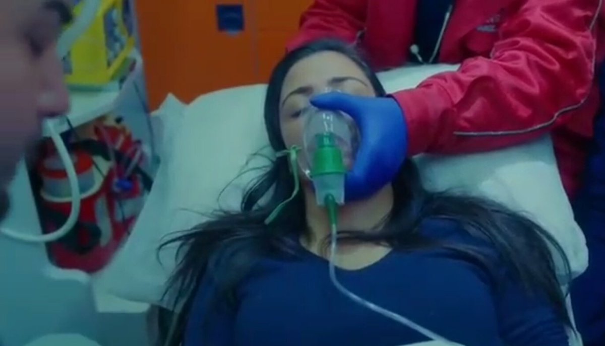 milaa_hc's tweet photo. 🆕 Bolum 20 #BizimHikaye 

Pobre Filiz está destrozada 💔 además de la yegua de su madre que intento suicidarse y ahora esta internada también Fikri esta hospitalizado 😪
 #HazalKaya #rehaözcan #yagizcankonyali #nejatuygur https://t.co/7HeinAo6TV