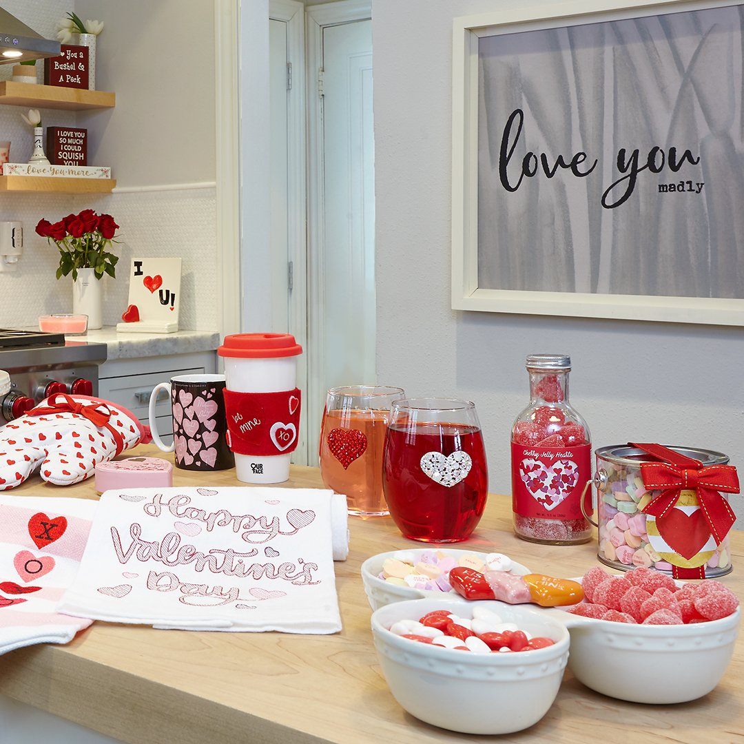 Von_Maur's tweet photo. We’re cooking up something sweet for Valentine’s Day.
Shop lovable kitchen décor at > https://t.co/Si8VUWpmUF
#VonMaur #ShoppingPerfected #ValentinesDay #BeMyValentine #MyWord #DesignImports #CandFHome #Godiva #WoodWick #KateSpadeNewYork #TheQueensJewels #NoraFleming #OhSugar https://t.co/hnhaCFr9LQ