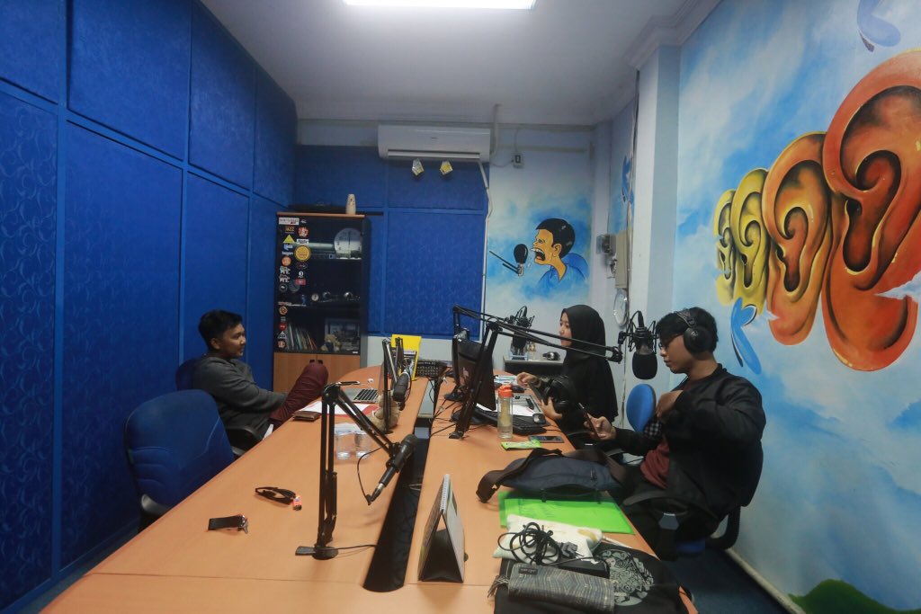 LLCHproduction's tweet photo. Terimakasih @KPFM968 atas keseruan dan sambutan hangatnya buat 350 Project. 
Sukses selalu untuk kita semua ! https://t.co/4ShrwkrywQ