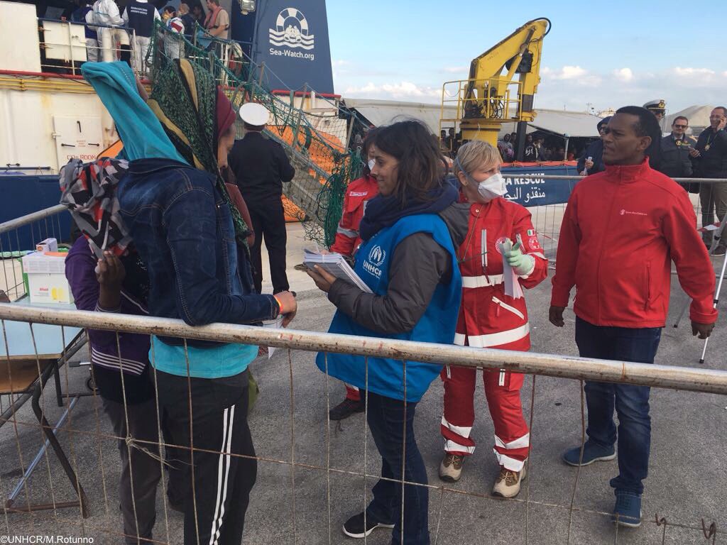 UNHCRItalia's tweet photo. Siamo a #Trapani ad accogliere l'arrivo di 303 persone soccorse sabato da @seawatchcrew La maggior parte di loro sono eritrei; ci parlano di lunghi e terribili periodi di detenzione, in balia dei trafficanti di esseri umani. https://t.co/uiDMzNRk93