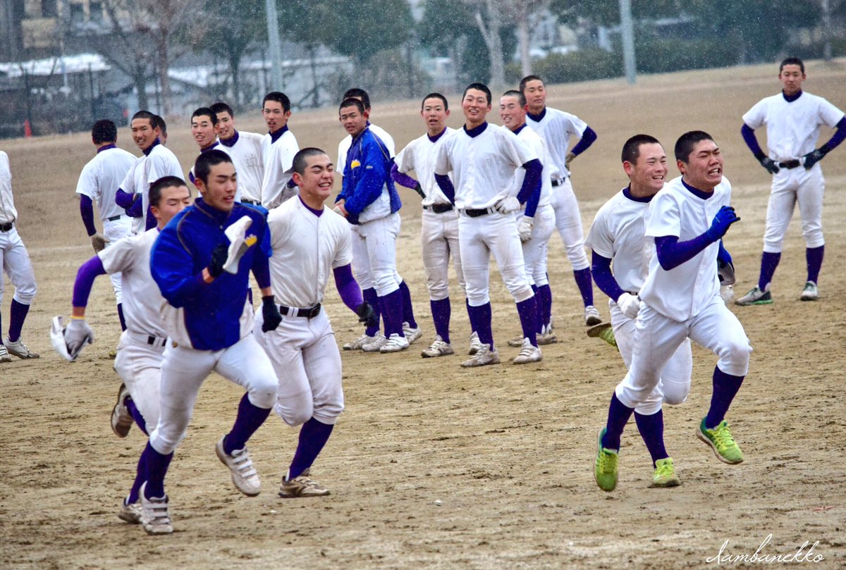 Haluhi 愛知高校野球 中学野球 愛工大名電 高校 18年1月28日 日 春日井市 後藤淳記念球場 両翼100m 投手陣はポール間往復ダッシュ 雪が舞い 全国の頂点に 立つ練習を の文字が際立つ 野手陣はサッカー場を利用して 石川コーチのもと 様々なラン