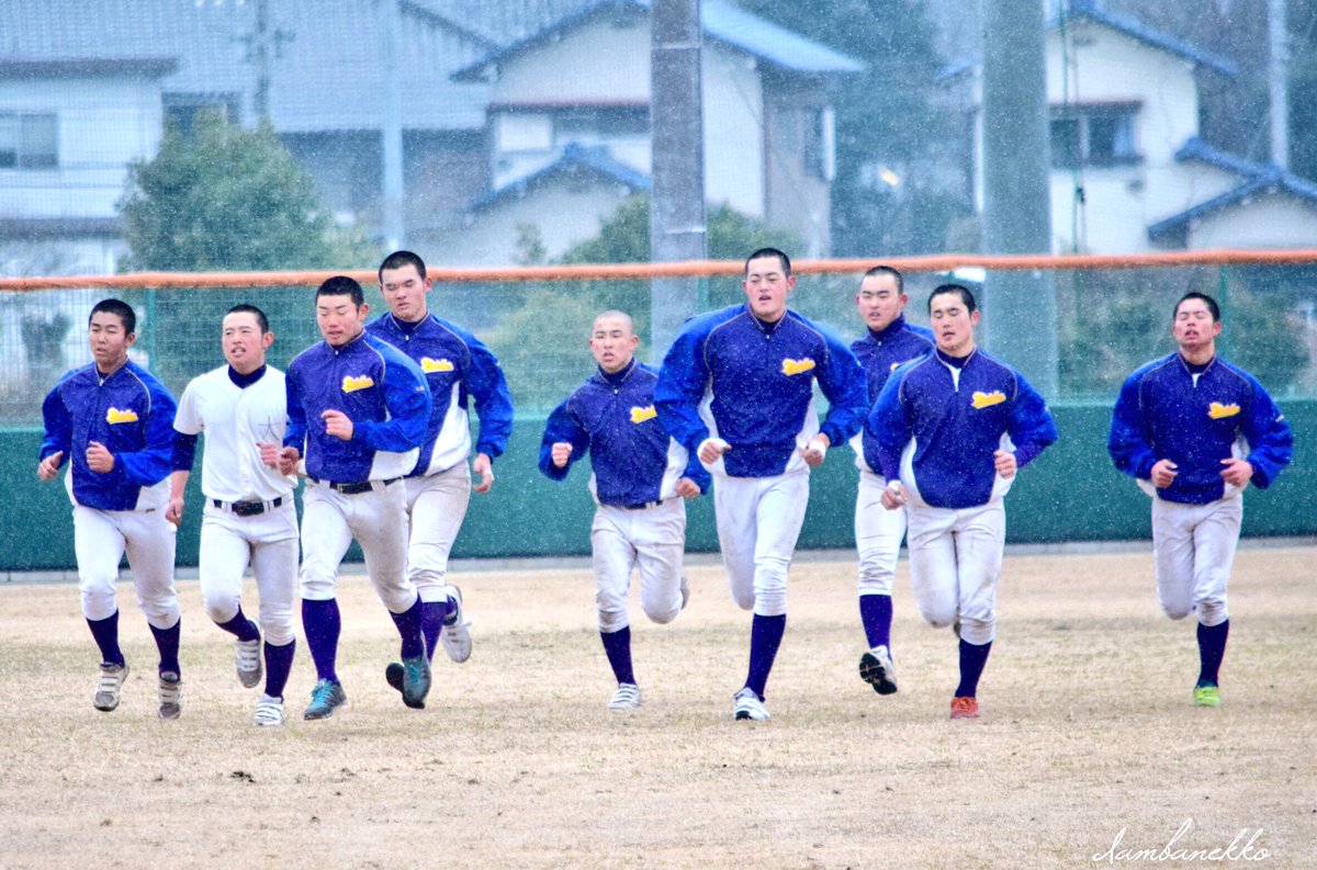 Haluhi 愛知高校野球 中学野球 愛工大名電 高校 18年1月28日 日 春日井市 後藤淳記念球場 両翼100m 投手陣はポール間往復ダッシュ 雪が舞い 全国の頂点に 立つ練習を の文字が際立つ 野手陣はサッカー場を利用して 石川コーチのもと 様々なラン