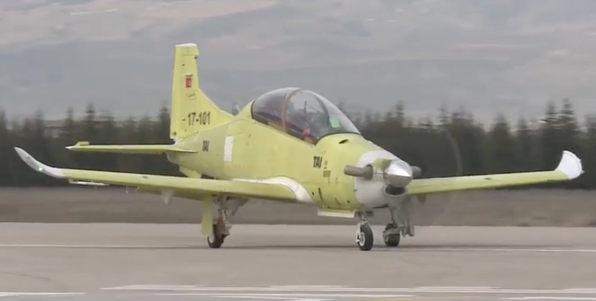 Rotorfocus's tweet photo. #Hurkus B maiden flight appears to have taken place at #Konya rather than at #Akinci or #Murted AB. You can clearly seen the @BAESystemsAir LiteHUD in the front cockpit. #Turkey https://t.co/GUELTtempI