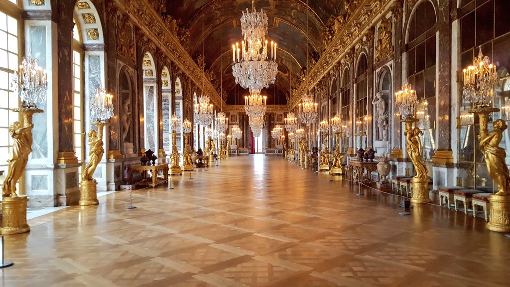 secretshistoire's tweet photo. ▶️ Le @CVersailles nous accueille aujourd'hui pour un nouveau #tournage de #secretsdhistoire ! 😁
Nous vous offrons quelques vues de la splendide galerie des glaces ! 😍 https://t.co/sKlYKpVwmz