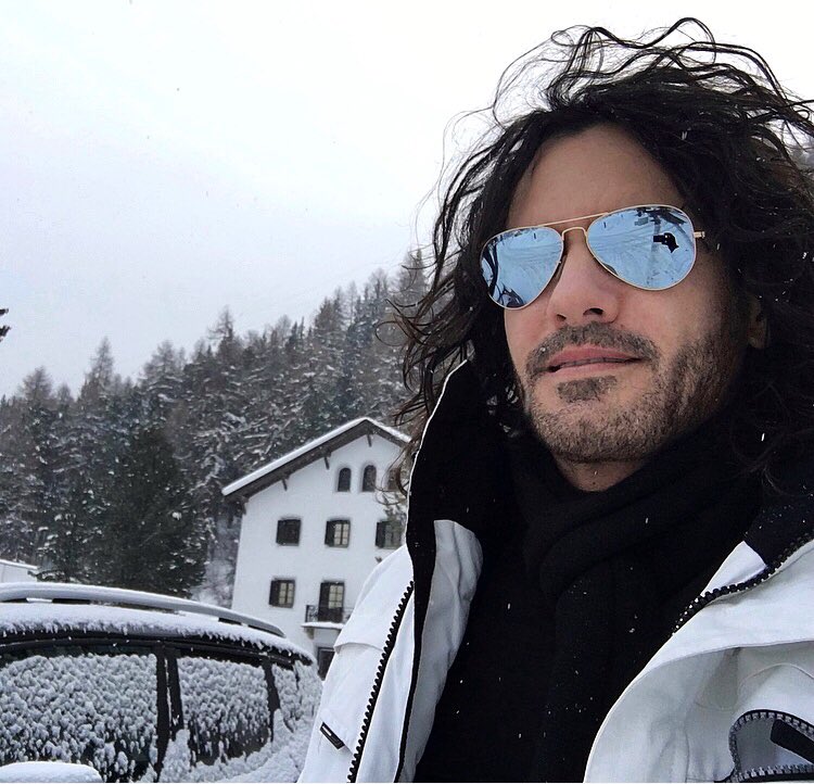 MarioCimarro's tweet photo. https://t.co/yRPskOHCVg con el peso crujes
De un dolor más que tú fuerte.
¿Habré, como me aconseja
Un corazón mal nacido,
De dejar en el olvido 
A aquel que nunca deja?
¡Verso, nos hablan de un Dios
A donde van los difuntos:
Verso, o nos condenan juntos,
O nos salvamos los dos! https://t.co/f5WpQBGfhV
