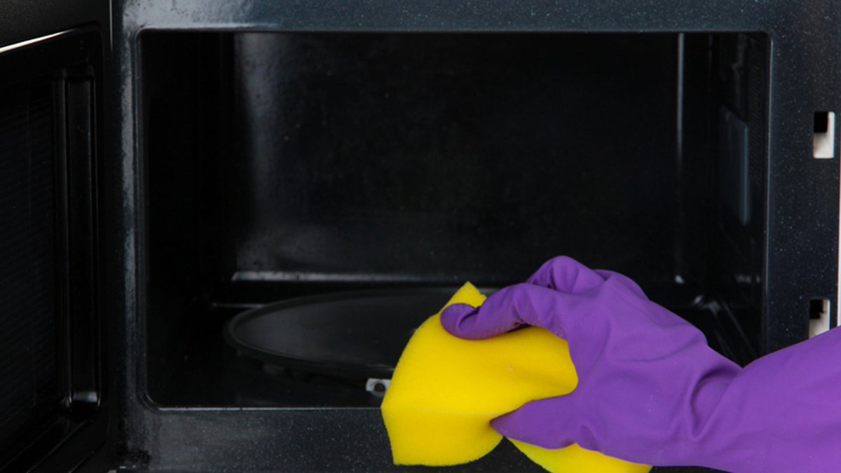 CovCleaningSol's tweet photo. How-to clean your microwave...something you may not have really thought about before! Here's the safest, easiest way to do it yourself and make your appliance shine. And believe it or not, you probably already have everything you need in the cupboard. https://t.co/KeT0ODr3Ul https://t.co/Z67nUBfQQI