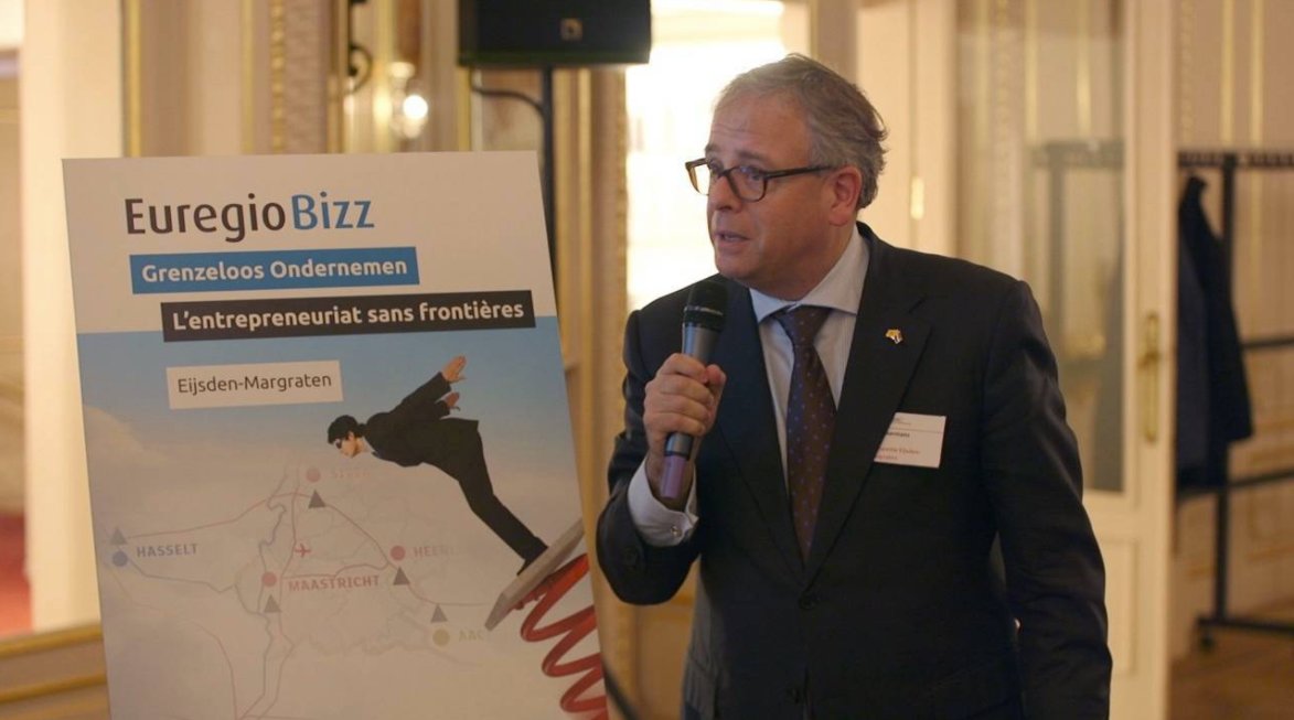 ZLimburg's tweet photo. "De grens is een kracht!", zegt staatssecretaris Raymond Knops. Hij richt zich de komende periode op het wegnemen van praktische knelpunten voor #grenzeloos wonen, werken en ondernemen. Interessant nieuws voor de gunstige #ligging van Zuid-Limburg! https://t.co/uVl2CjZIIx https://t.co/LHopAJsEpK