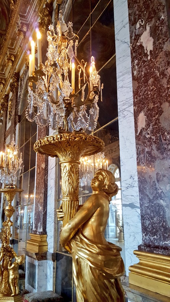 ▶️ Le <a href="/CVersailles/">Château de Versailles</a> nous accueille aujourd'hui pour un nouveau #tournage de #secretsdhistoire ! 😁
Nous vous offrons quelques vues de la splendide galerie des glaces ! 😍