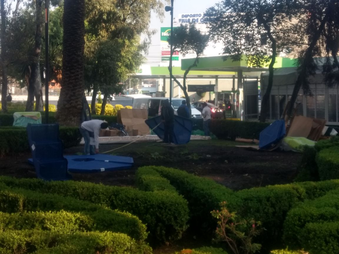 VillaDeCortesBJ's tweet photo. @MariaLuisaRubio @betotok @Neuve @romancho @LaNapolesCdMx Ahora el "genio estadista" está instalando juegos para niños (azules) en sitios inaccesibles como la Glorieta de Cumbres de Acutzingo y en Plaza Victoria destruyendo áreas verdes. La estupidez como conditio sine qua non en cada acción y proyecto de la DBJ. https://t.co/W0zusVxV1I