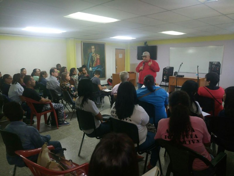 mineducacion_ve's tweet photo. En el salón Ayacucho de @zea_ssppea del estado #Aragua se desarrolló conversatorio "El Petro Blockchain" con el director de Medios Alternativos y Comunitarios, Pablo Guzmán #DiálogoYPazXVenezuela @JauaMiranda @NicolasMaduro https://t.co/MjFtDyAnbk