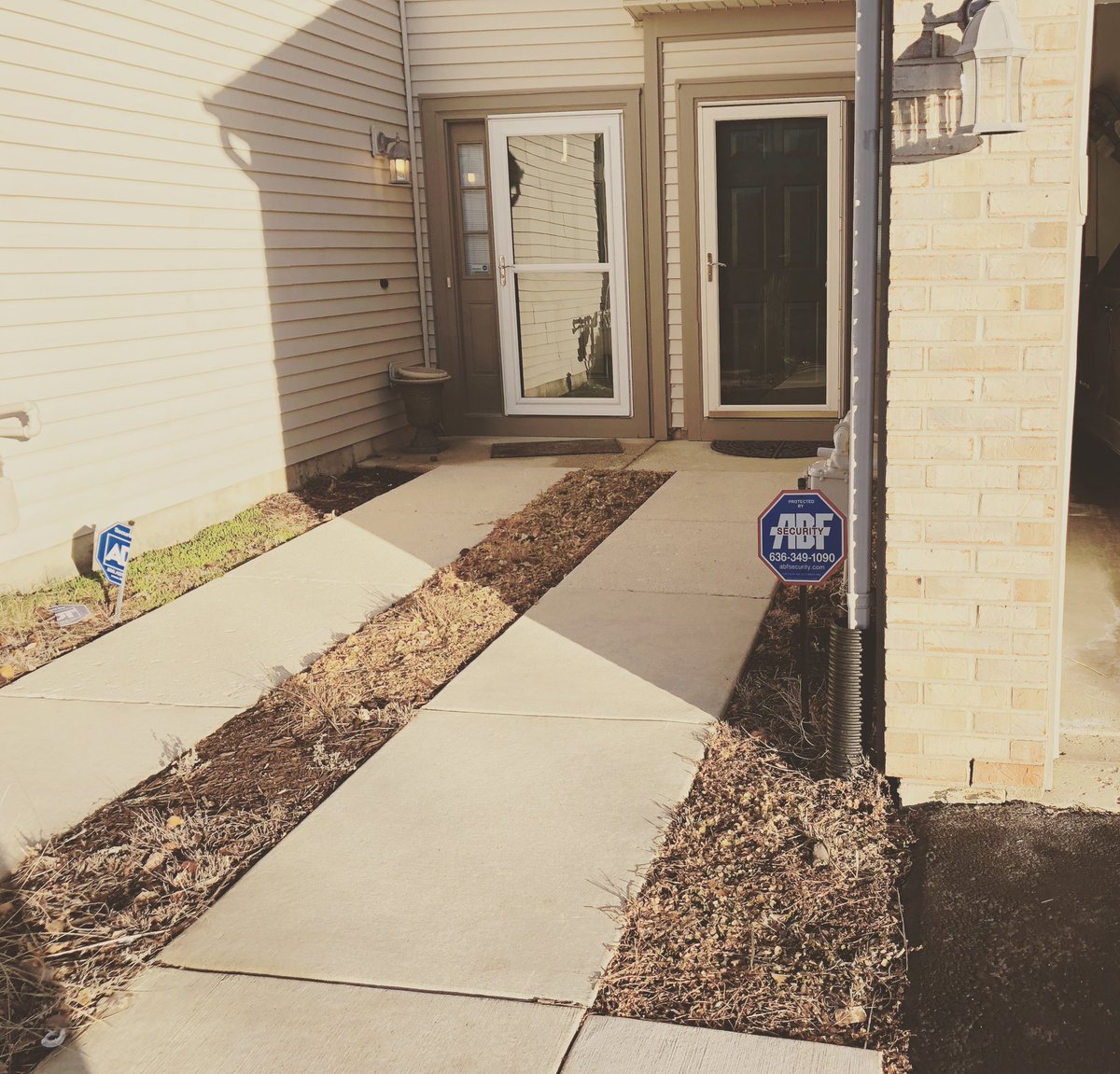 ABFSecurity's tweet photo. Would you rather have the sign on the left or right❓ Have the RIGHT company protecting your family. 👪 #RIGHT #easydecision #abfsecurity #abf #quality #fentonmissouri #stl #security #securitysystem #petprotection #bestsignever #redwhiteblue https://t.co/buXrUR8QOw