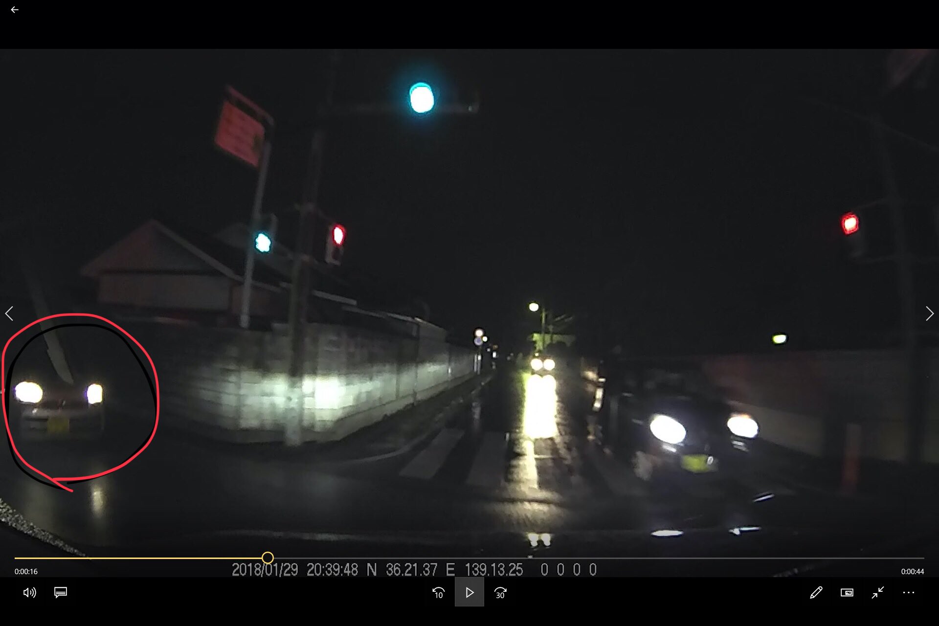 Ya 平成30年1月29日時39分群馬県伊勢崎市市場町2丁目交差点で赤信号を信号無視した車 に左側面に突っ込まれました 同乗していた子供が負傷 拡散希望です ナンバーは恐らく3けた ダイハツのムーブのようです 当て逃げ 伊勢崎 市場町 交通事故