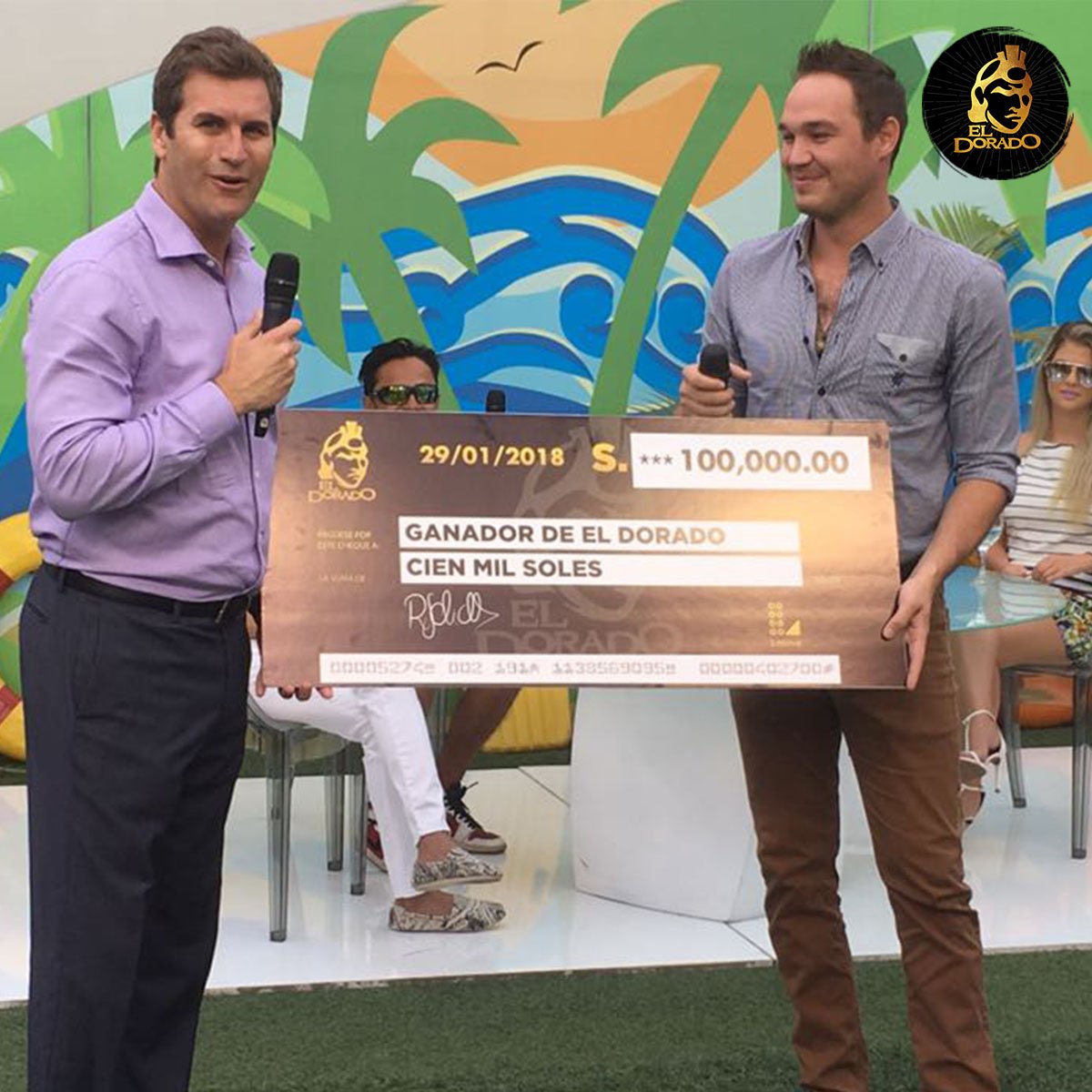 ELDORADOSHOW's tweet photo. ¡🎉FELICIDADES 🎉! @George_Forsyth  🏆 encontró #ElDorado 🤠🇵🇪y recibe  los 100 mil soles de premio de manos de Alvaro Luna, Gerente General de Container Group. #YTúQuéPlanes  @ConoceelPeru @Latina_pe https://t.co/09wDP2ap5d