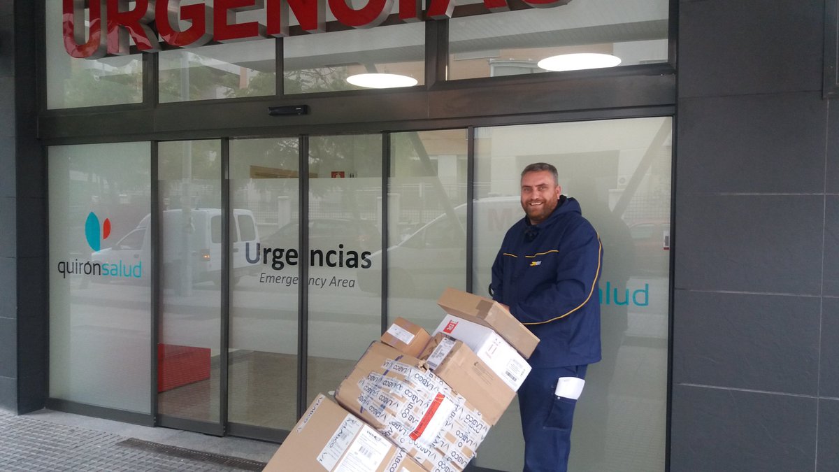 Javierglsmalaga's tweet photo. Repartiendo salud. #diadelmensajero https://t.co/i2TVh7XOh1
