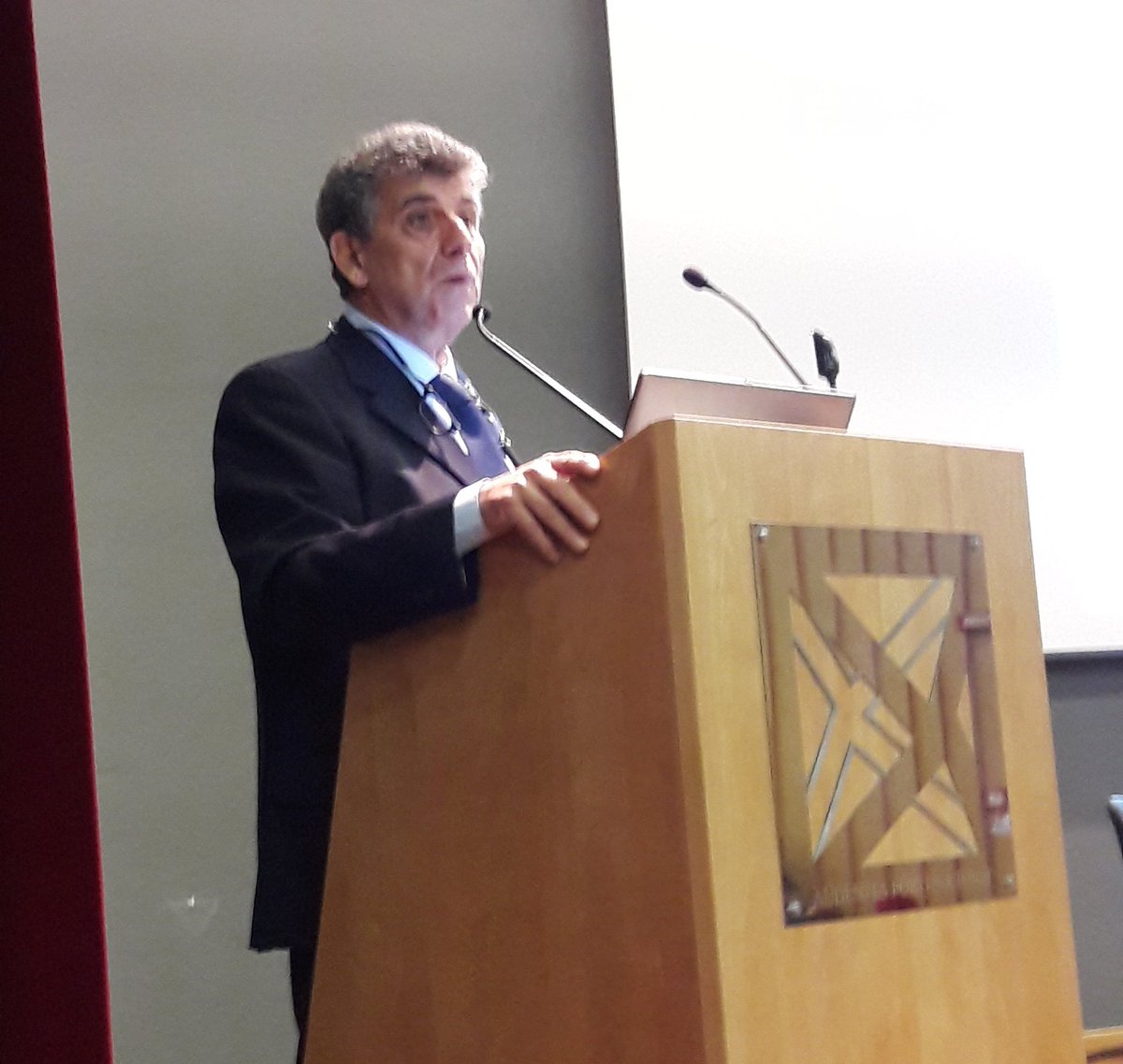 unimib's tweet photo. "In 27 anni ho visitato piu di 300mila persone, sono il medico che forse che ha fatto piu ispezioni cadaveriche nel mondo e mi fa molto male. È vergognoso e disumano quello che succede tutti i giorni sotto i nostri occhi" @bartolopietro1 
#Lampedusa #accoglienza #solidarità https://t.co/HrxER8W5er
