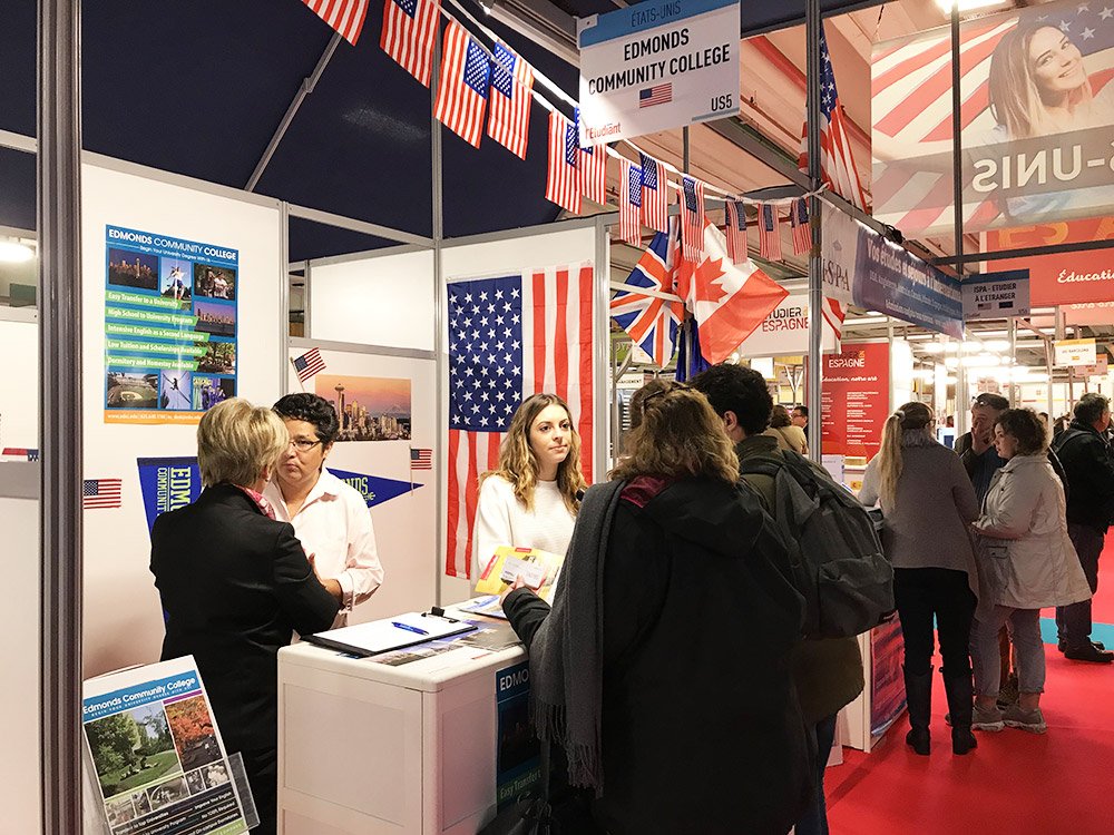 ISPAintl's tweet photo. [#SALONS] Vous avez été nombreux à nous rendre visite sur le salon @letudiant à #PARIS : MERCI ! 😊😊😊 Vous avez pu rencontrer Thalia de l'Université de #Seattle et Amandine, notre ancienne étudiante #ISPA ! 🤗  #EdmondsCommunityCollege https://t.co/FtTtb06D9y
