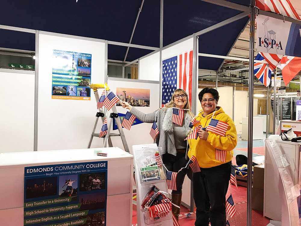 ISPAintl's tweet photo. [#SALONS] Vous avez été nombreux à nous rendre visite sur le salon @letudiant à #PARIS : MERCI ! 😊😊😊 Vous avez pu rencontrer Thalia de l'Université de #Seattle et Amandine, notre ancienne étudiante #ISPA ! 🤗  #EdmondsCommunityCollege https://t.co/FtTtb06D9y