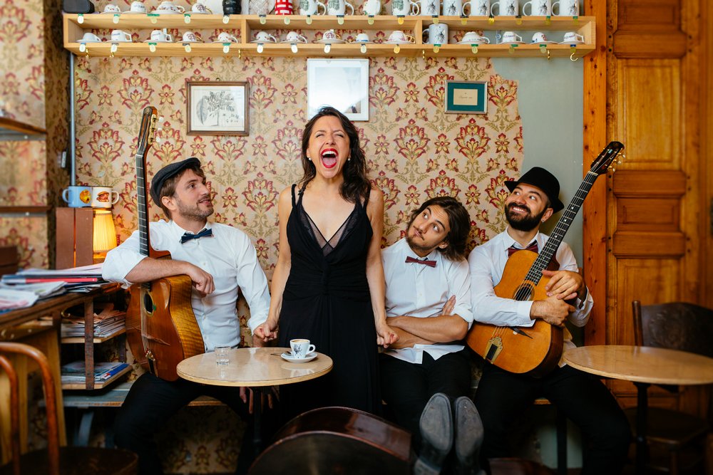 CASADELTEATRORG's tweet photo. venerdì 2 febbraio alla @CASADELTEATRORG SWING OPERA di e con @AccorDisaccordi e il mezzosoprano Chiara Osella, uno spettacolo in cui le più belle arie d'opera incontrano il ritmo travolgente dello swing https://t.co/oDfxRviCuB   https://t.co/xGI8kS680d https://t.co/Drm4ZSppdv