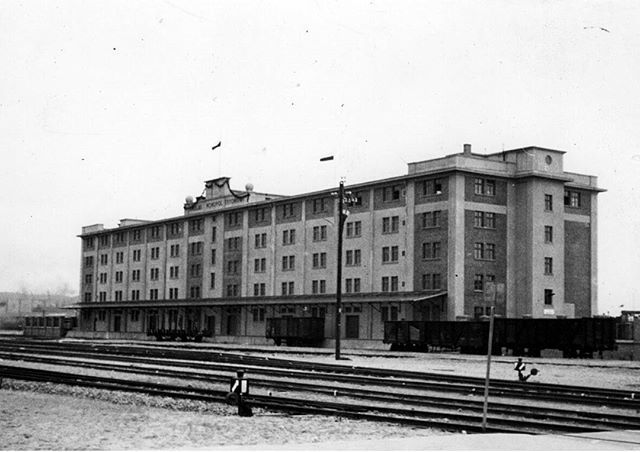 Dawnagdynia1926's tweet photo. Polski Monopol Tytoniowy. Budynek powstał w latach 1930-31 według projektu wybitnego architekta Stefana Szyllera #dawnagdynia #oldphoto #architecture #funcionalism #industrialarchitecture #gdynia #bw #bnw https://t.co/JgNnraANpG https://t.co/VTSe7BUinY