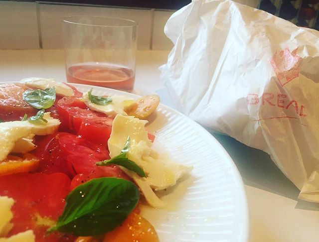 Keeping things simple on this Monday night with homegrown 🍅, homemade mozzarella’, a tumbler of rose and Yallingup wood fired bread #dinner #foodandwine #rosé #chateaudepibarnon  #mozzarella #summer #tomatoes  #supportlocal #keepitsimple ift.tt/2nmjvEQ