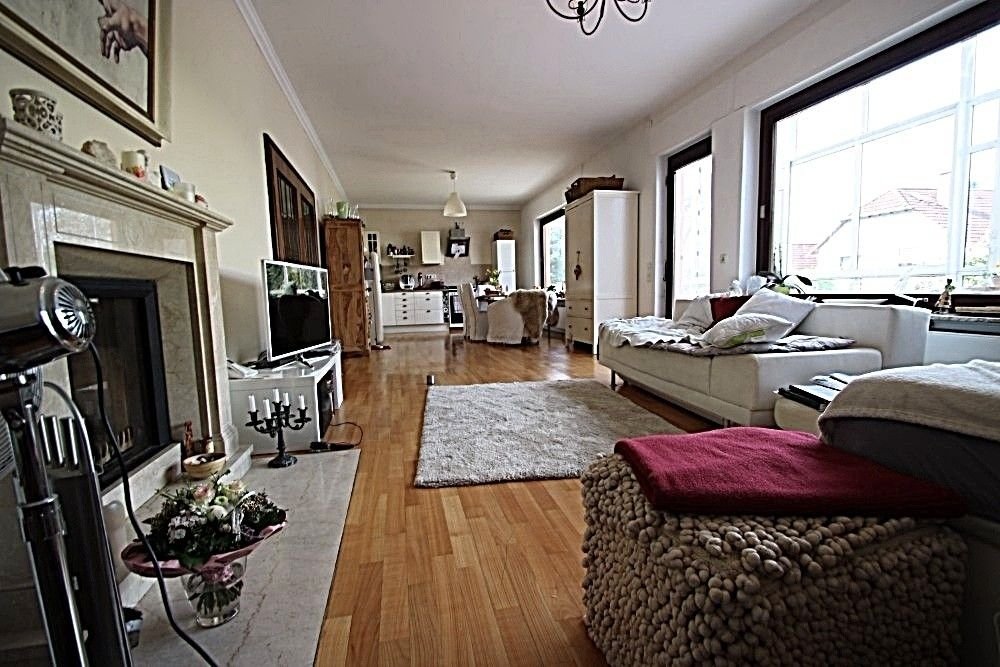 Traumhafte Wohnung für die moderne Familie zu verkaufen
Hochparterre, 126 m², 3 Zimmer in 63486 Bruchköbel
Das Haus hat generell offene und einladende Charakterzüge. Die Zimmer sind schön groß und haben quadratische Maße. #Wohnung #Immobilien #immollo
bit.ly/2El2kvd