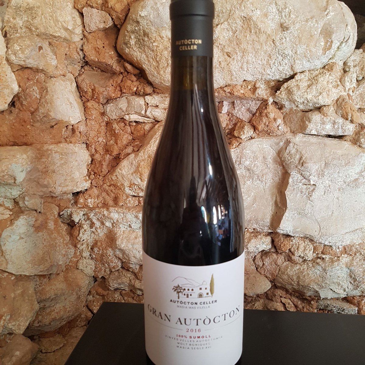 autoctonceller's tweet photo. Bottling gran autocton 2016 😁 @acusticceller #varietatsautoctones #vinegre #redwine #vinotinto #sumoll #embotellar #bottling https://t.co/7hbRbo4Bpn
