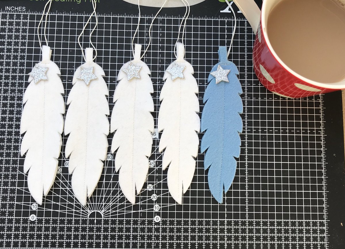 TheHappyMakery's tweet photo. Elevenses #elevenses #feathers #stars https://t.co/uqNYa4D2QK