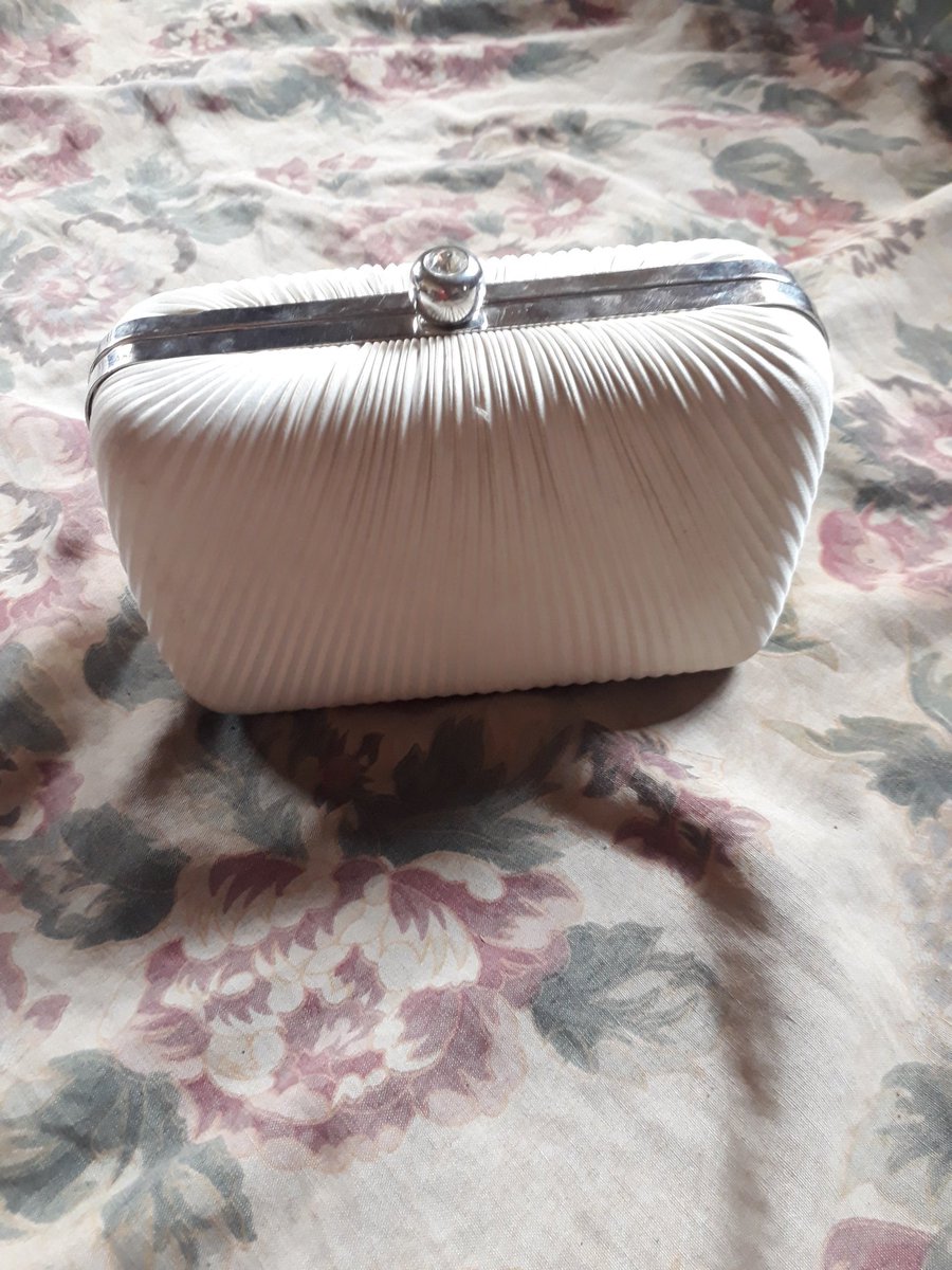 temmieshugar's tweet photo. Cluth purse, Jelly and leather thrift Bags Available for sale people, Help my Hustle 🙏Dm for prices....Pls retweet🙇 https://t.co/vIyQExzHGL