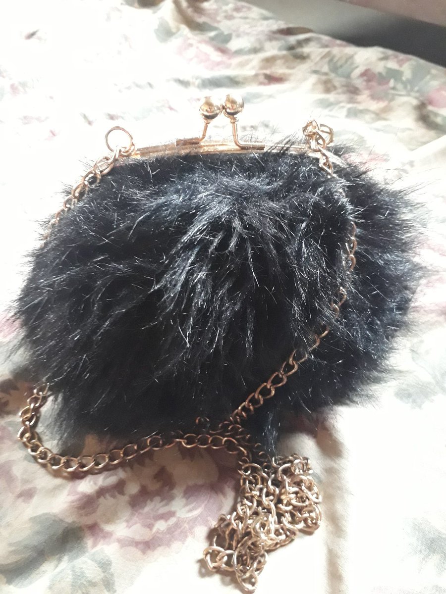 temmieshugar's tweet photo. Cluth purse, Jelly and leather thrift Bags Available for sale people, Help my Hustle 🙏Dm for prices....Pls retweet🙇 https://t.co/vIyQExzHGL