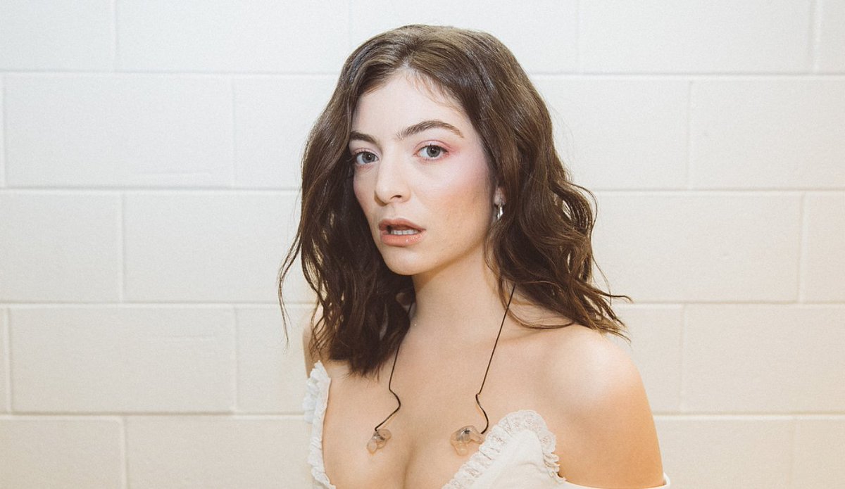 sewed a Jenny Holzer poem to her Grammys dress. @lorde. bit.ly/2DHJqO0. 