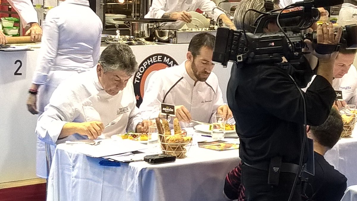 SecretTradition's tweet photo. En direct du #TrophéeMasse au salon #FoodinSud ! 

Le foie gras est un produit unique qui s'accorde à merveille avec le jus de Sémillon #DidierGoubet https://t.co/2p1UgN7KNs