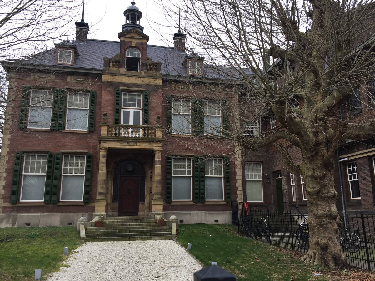 Te koop: villa in de stad. <a href="/Woonbron/">Woonbron</a> makelaars heeft dit gerestaureerde monumentale pand in verkoop. Oud Walenburg in de hippe provenierswijk, 500 meter van CS. Op Facebook zet ik meer foto’s.